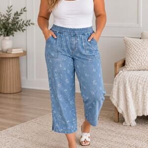 Denim & Co. light wash denim capri pants, size L